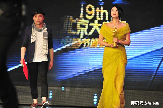 纱裙|王姬剪了沙宣头减龄10岁不止，穿黄色纱裙亮相，像换了个人似的