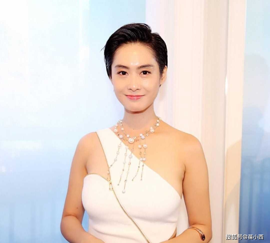 傲人|朱茵完全忽略了大婶的年龄,一身别致穿搭,大胆展现“傲人”身材