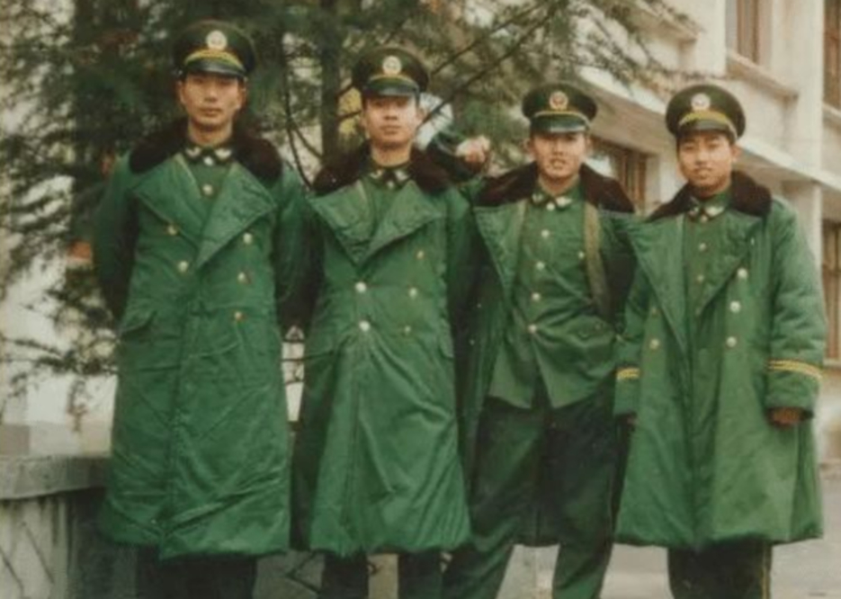 棉大衣|军大衣发明100多年，曾在我国风靡一时，为何07年被我军淘汰！？