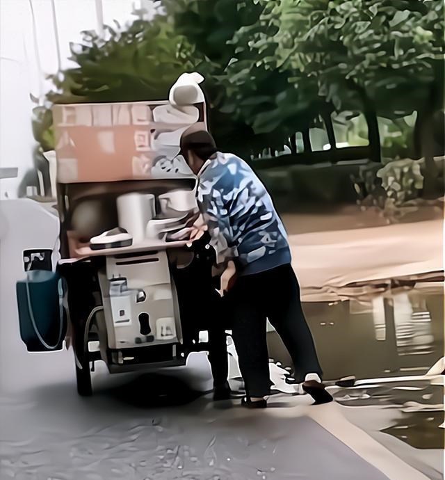 黑心|安徽一早餐点趁人不备舀路边积水做早餐，网友：知道啥叫犯法吗？