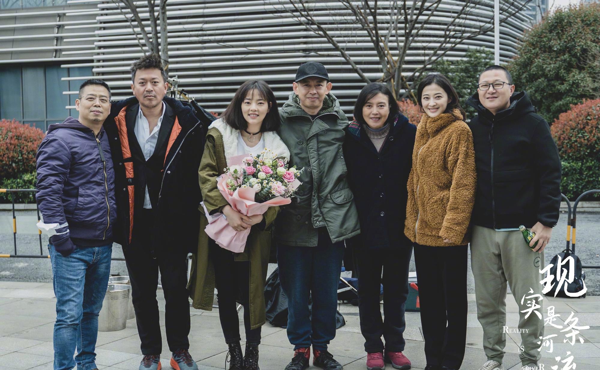 老公|梅婷新戏杀青，她留卷发意外洋气，孙红雷前女友罕露面太显心酸