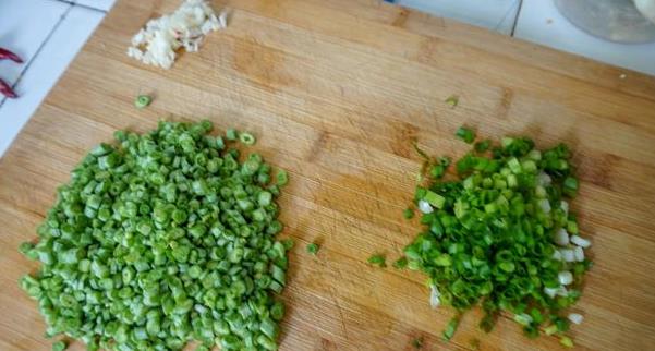 蔬菜|懒人早餐新吃法,加2个鸡蛋拌一拌,10分钟就好,孩子能吃3、4个