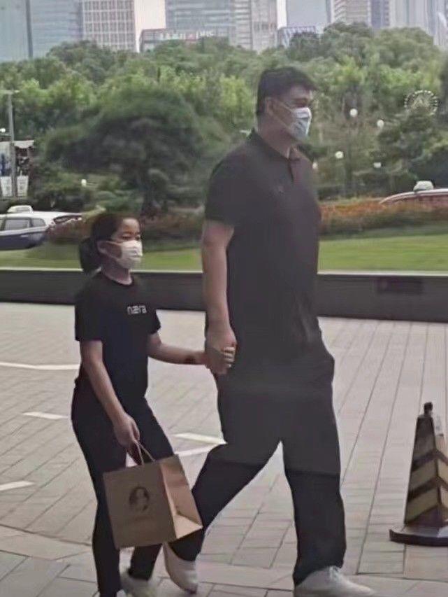 设计|姚明11岁女儿太时髦！170超模身高太好穿衣，一身黑穿出高级感