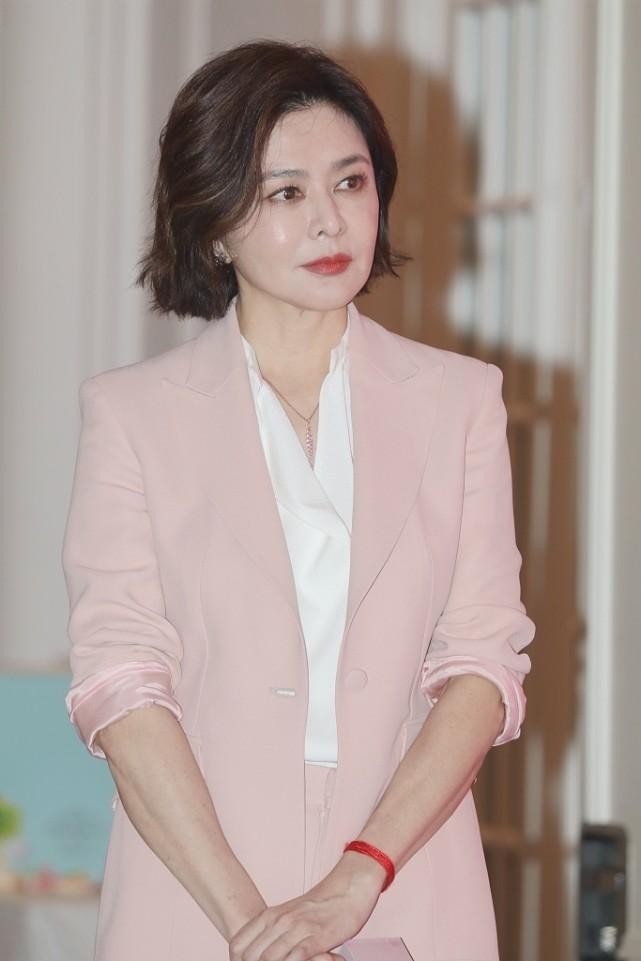 方脸|关之琳的“小方脸”很有气质，虽然脸蛋有肉感，但五官仍然很精致