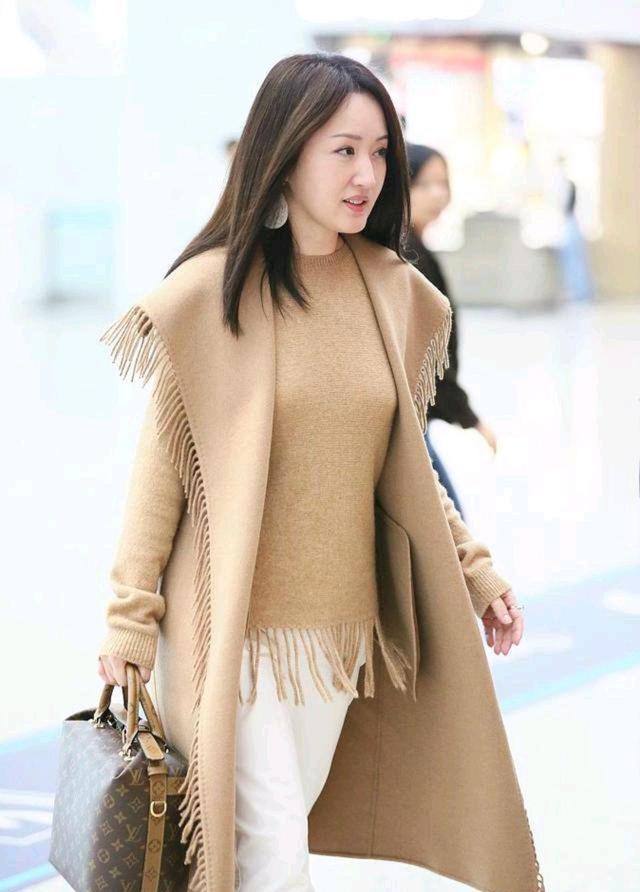 流苏|杨钰莹真会挑衣服，驼色流苏大衣优雅稳重，内搭流苏毛衣优雅高级