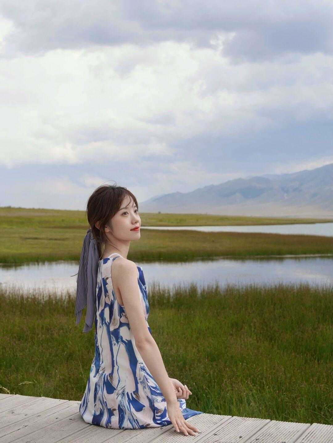 显得|入秋后买吊带连衣裙，可以选择这款“高级色”，显白衬肤还提气质