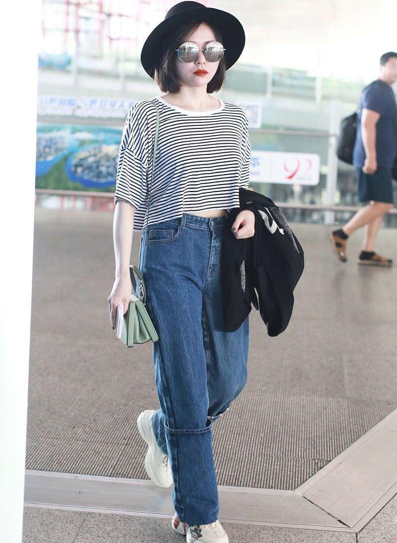 设计|张靓颖横条纹露脐上衣配宽檐帽，时尚减龄，35岁穿出25岁的感觉