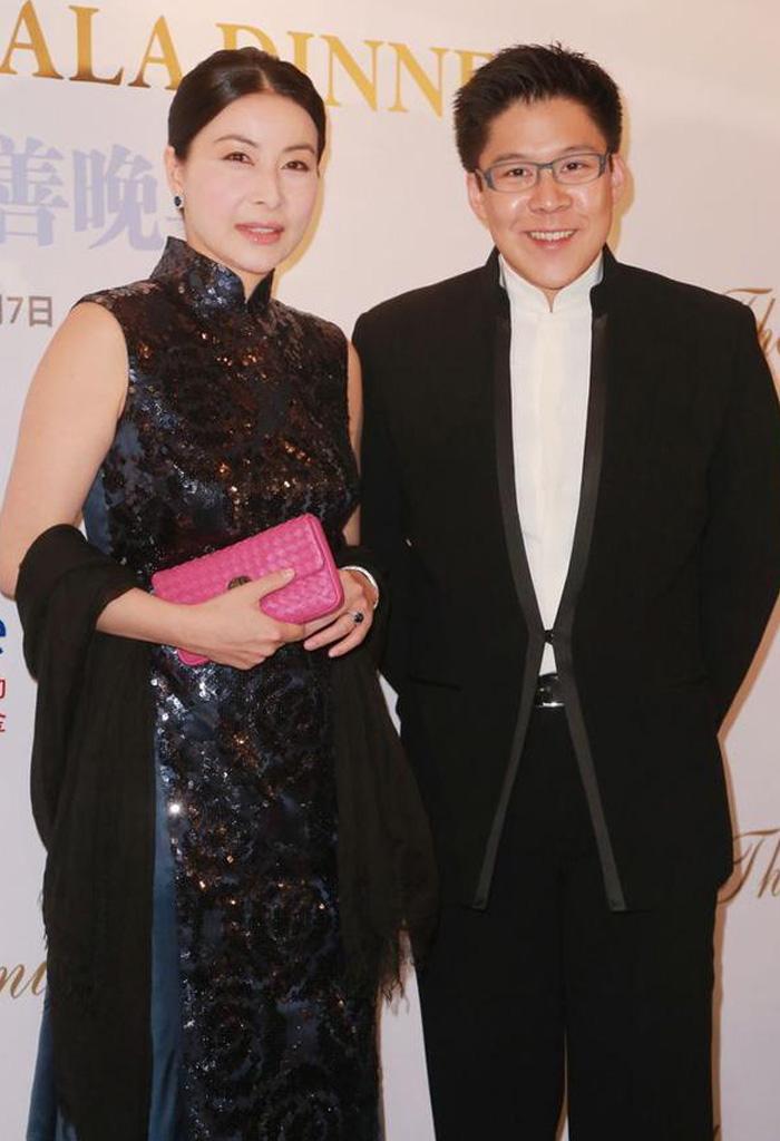 郭晶晶|郭晶晶不愧是“阔太太”,一袭亮片旗袍裙优雅高贵,气质绝佳