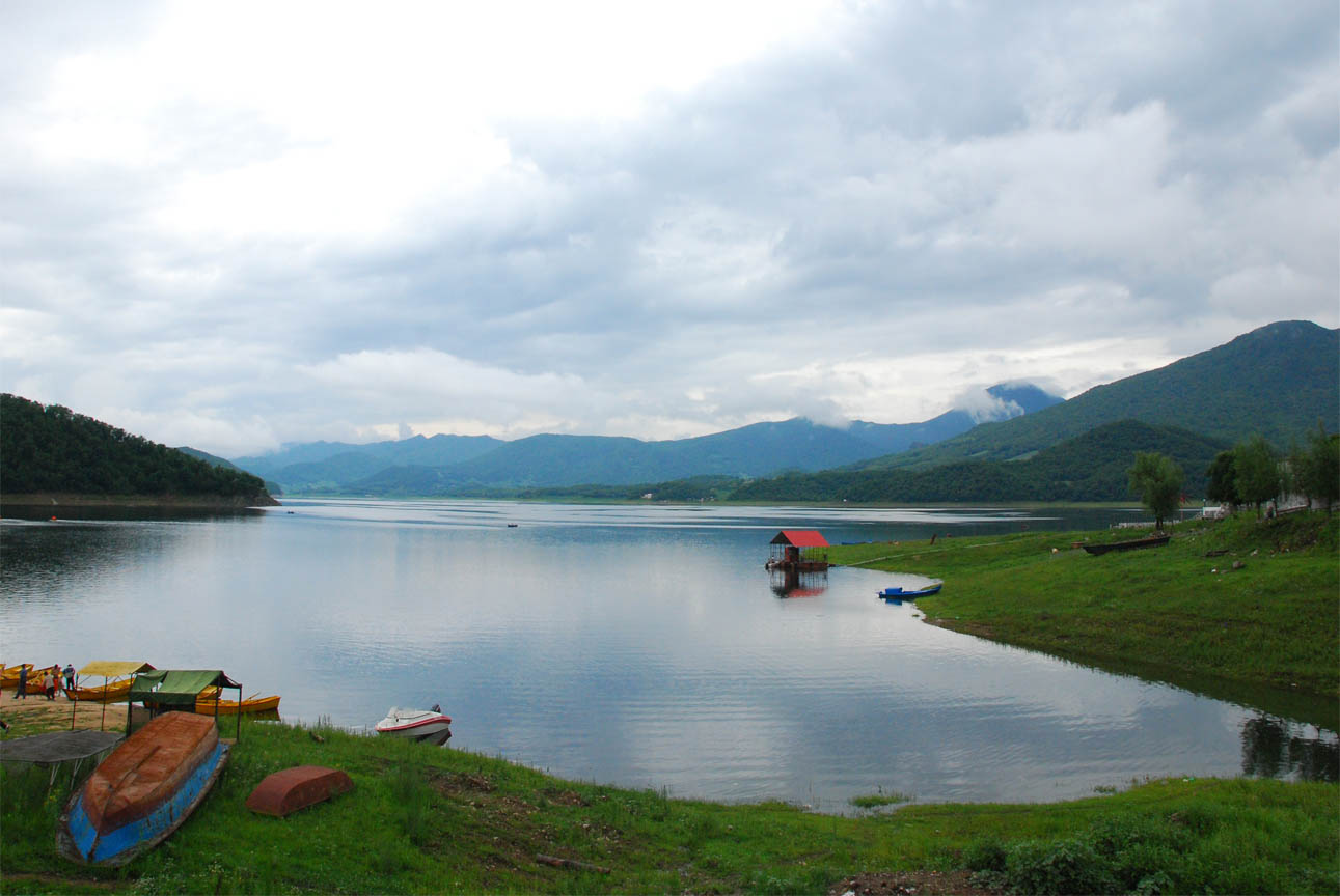 中国东北一座大型水库,兼有防洪,灌溉,航运,养殖,旅游之利