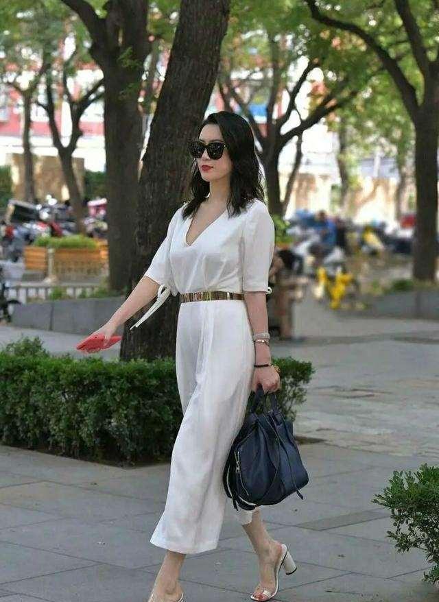 黑色|黑色打底裤搭配白色上衣，可爱软妹穿搭，时尚感却并不够