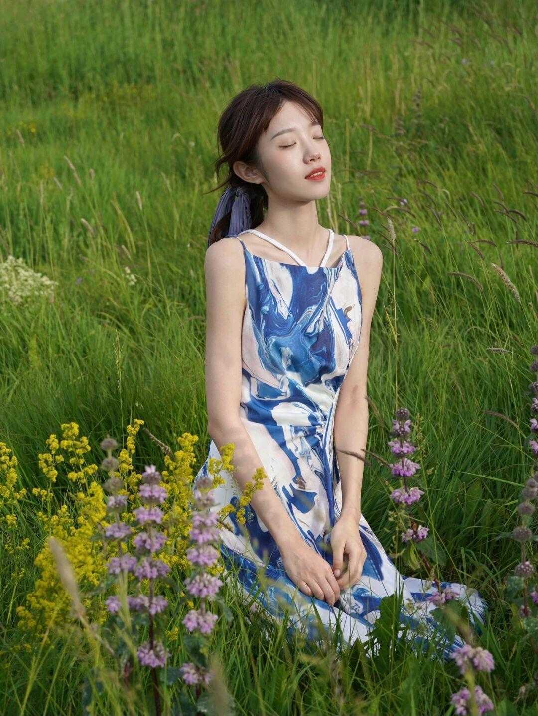 显得|入秋后买吊带连衣裙，可以选择这款“高级色”，显白衬肤还提气质