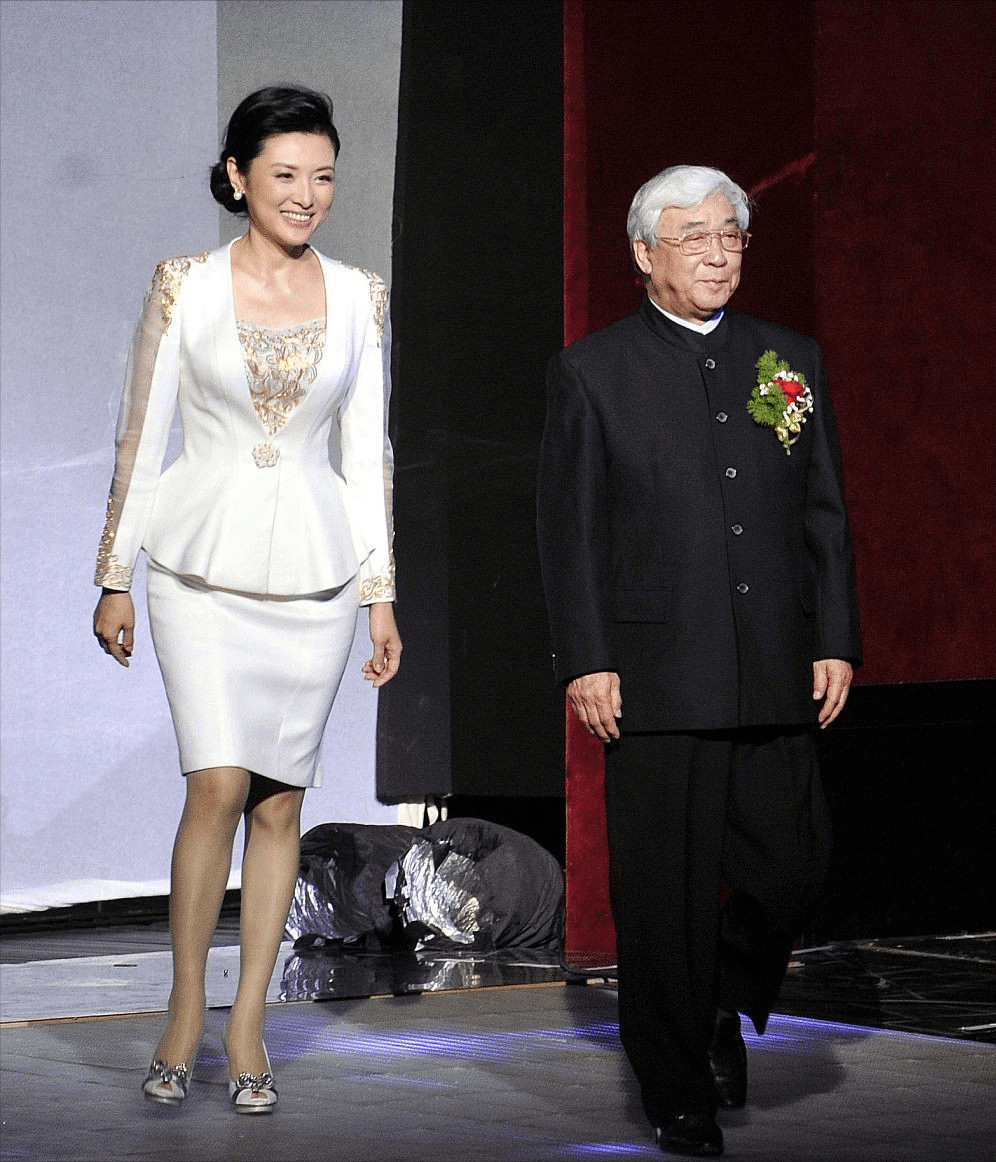 从容|周涛真是没被年龄耽误,都过半百了仍优雅从容,穿裙装打扮挺正经