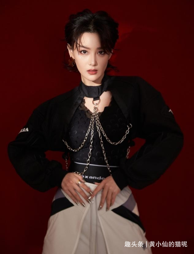 面部|短发的张馨予别有风韵,穿低领连衣裙秀凹凸曲线,女人味十足