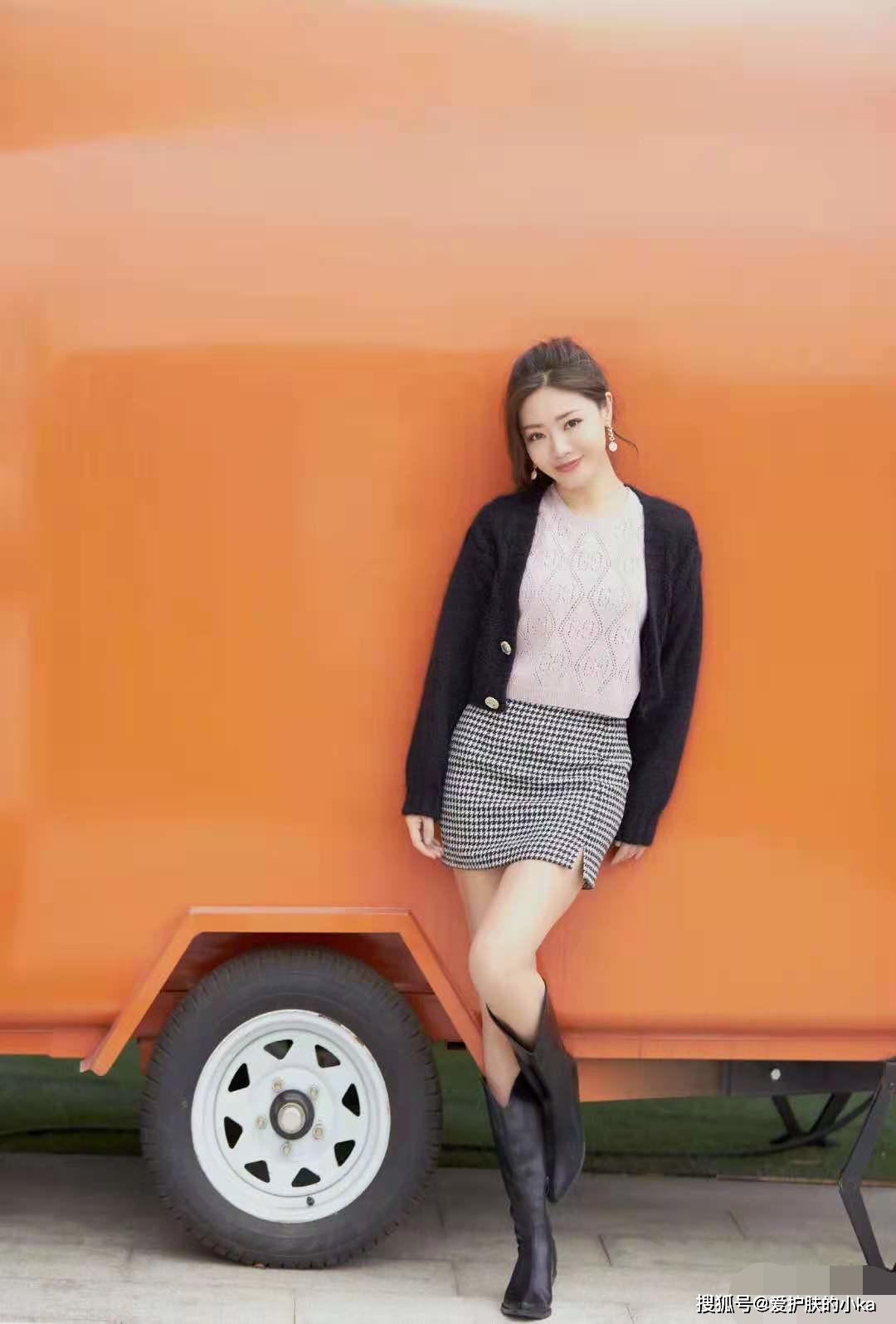 身材|“小姨妈”邓家佳才是腿精,穿背心靠墙站,奔4的年纪却像小姑娘