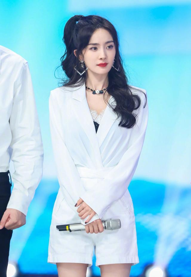 杨幂|杨幂新戏古装美出新高度!头戴粉凤冠美成古装颜霸,穿粉衣像18岁