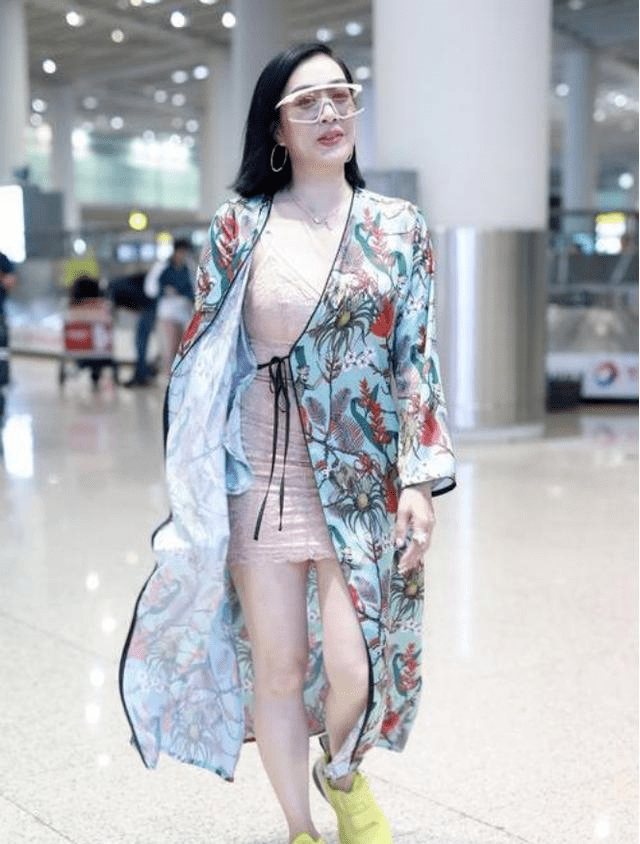 粉色|钟丽缇年纪越大越自信,穿粉色紧身衣配瑜伽裤,藏不住发福的身材