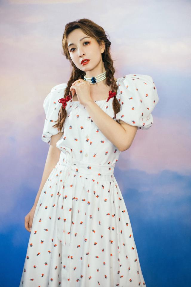 魅力|吴昕真会穿，一袭白色碎花连衣裙清新甜美，减龄俏皮好似17岁少女