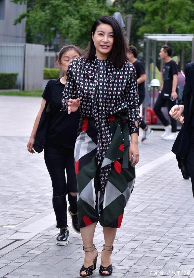 郭晶晶|别看郭晶晶胖出了“幸福肥”，穿这样花哨的衬衫，仍旧不俗气