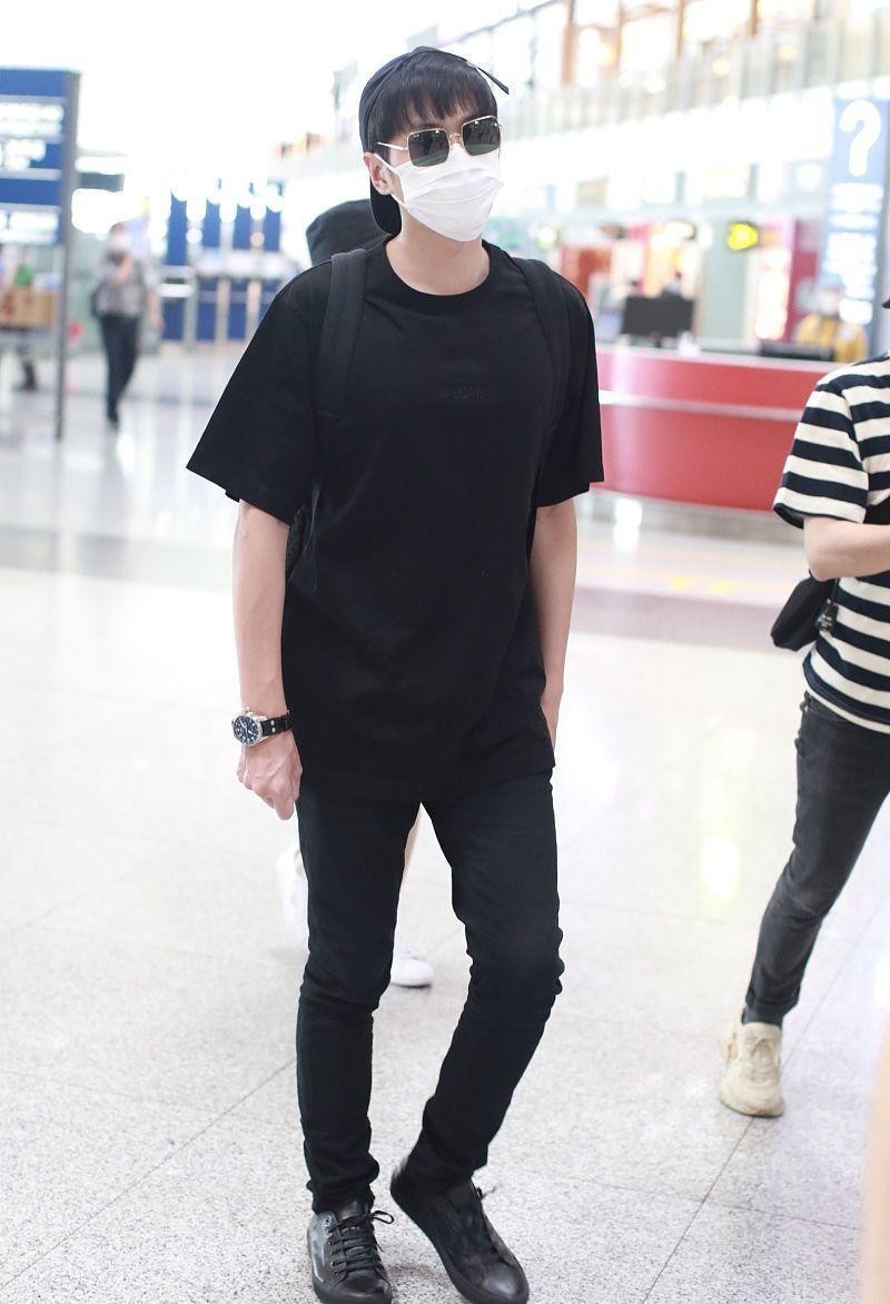 颜色|张若昀看着不像孩子爸，穿衬衫还是个大男孩，真招女粉喜欢