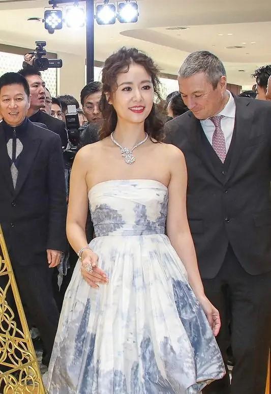公主|林心如“胖”点更好看,卷发配娃娃裙一副公主样,像个精美洋娃娃