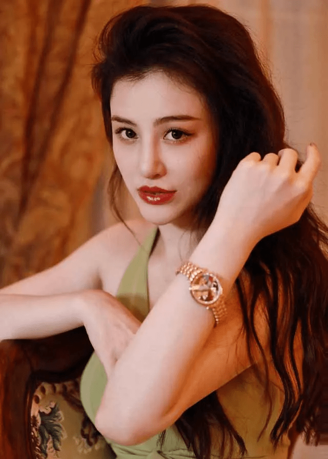 刘翔前妻晒美照,绿色连衣裙穿出高级感,玲珑身材太撩人了