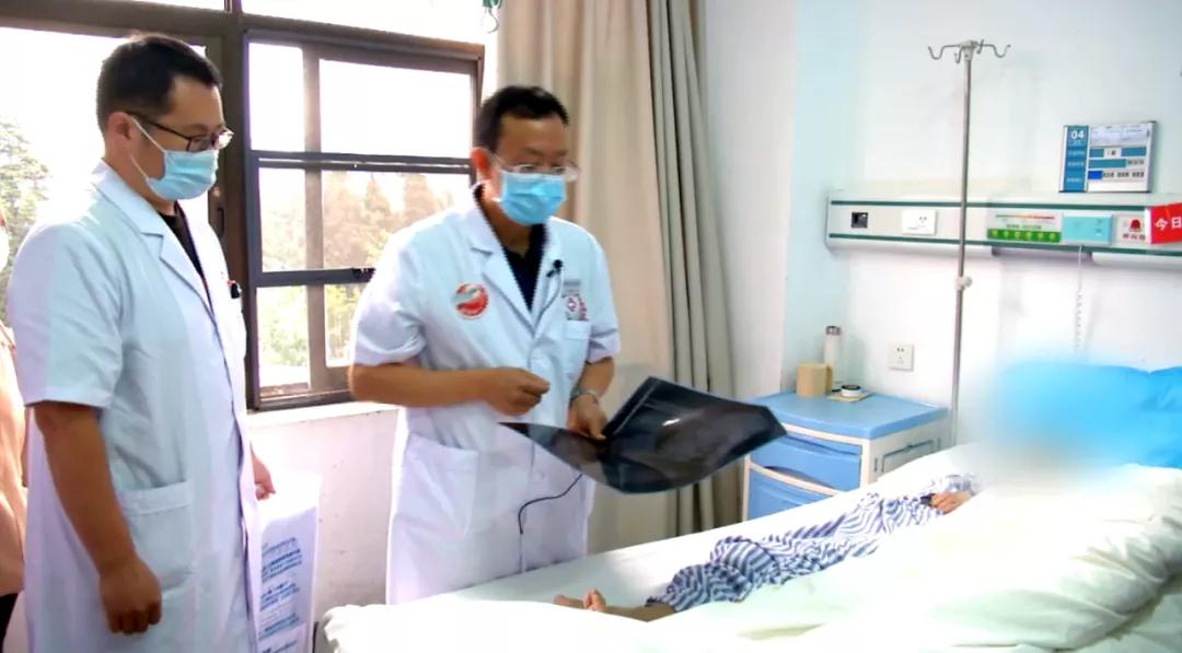 老人|股骨颈骨折、骨质疏松！101岁高龄老人意外摔倒，做了这个手术后...