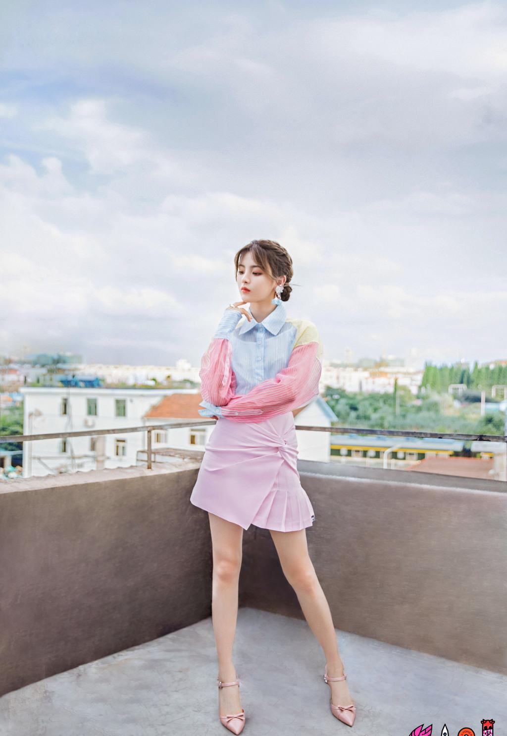 黑色|杨超越和关晓彤,只差1岁,同穿拼接衬衫,风格差距却这么大?