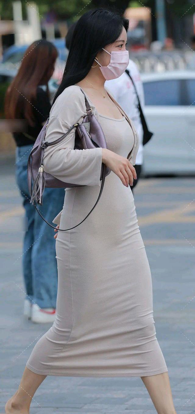 高跟鞋|连衣裙的装扮特别柔美,凸显女人的优雅年轻