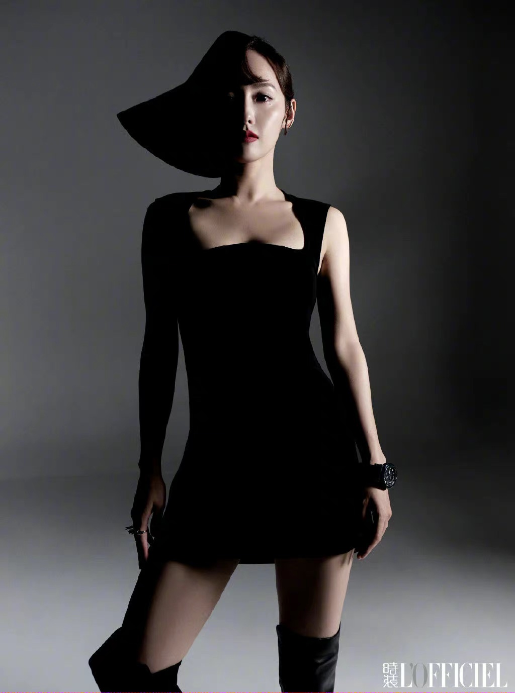 带着|33岁张嘉倪端庄大方，黑白配造型拍神秘大片，教科书搭配值得学！