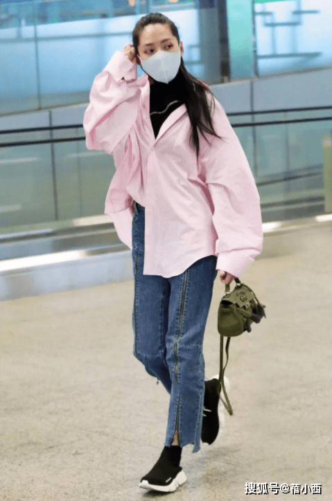 郭碧婷|郭碧婷难怪能嫁入豪门，穿卫衣配牛仔裤走机场，气质就这么惊艳