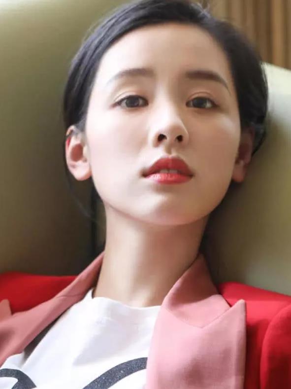 高跟鞋|陈都灵这次真美，白T配小西装清新显活动，筷子腿像天使吻过一般