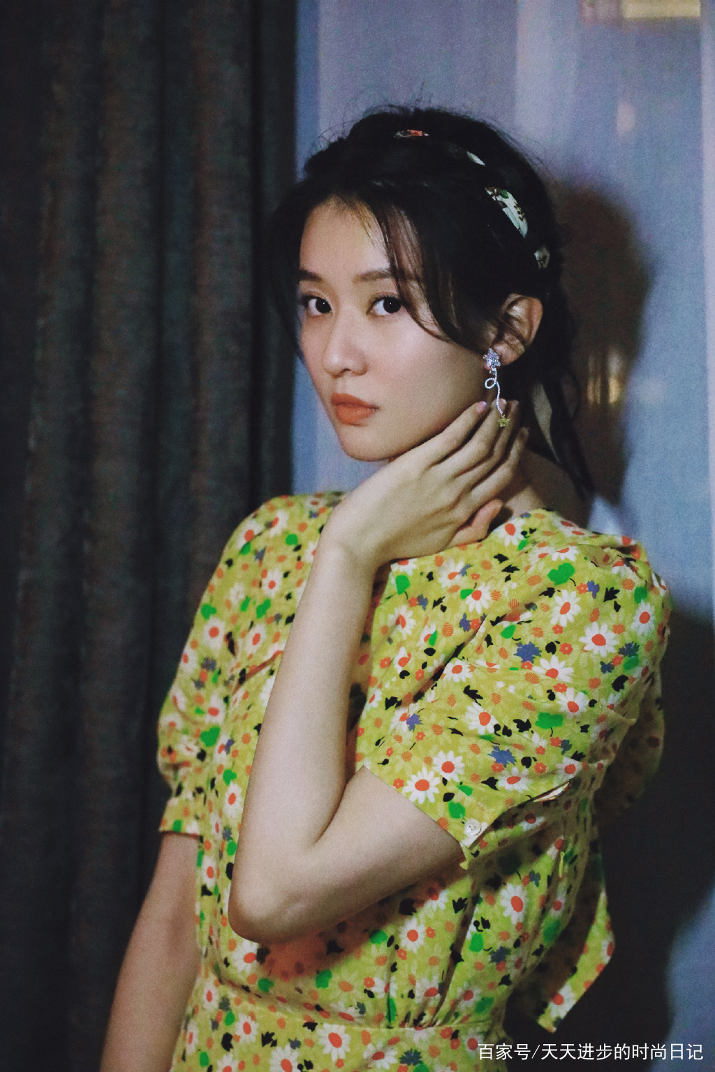 真会|乔欣真会穿，蓝色短袖条纹衬衫配牛仔中裤清爽帅气，很有气质