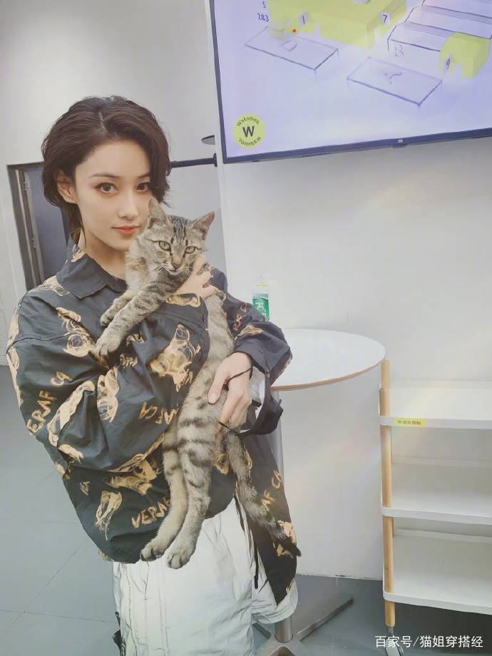 张馨予|张馨予的长腿真给长脸，明明穿着男友风衬衫，女人味可一点都不减