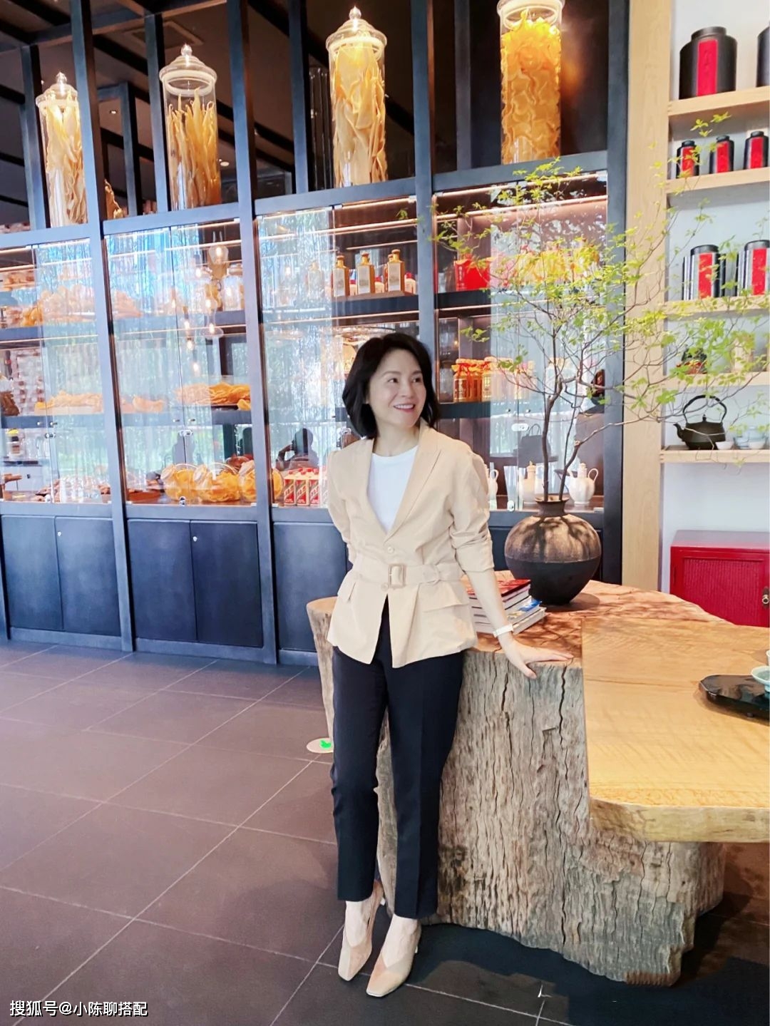 于中年|建议不要穿阔腿裤+运动鞋了!“九分裤+短跟鞋”50+妈妈才更气质