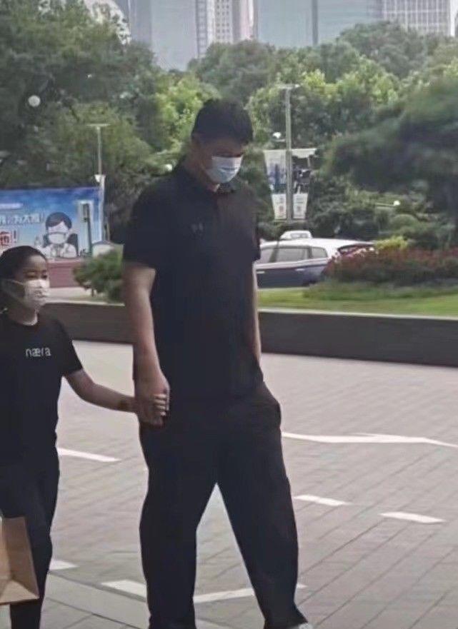 设计|姚明11岁女儿太时髦！170超模身高太好穿衣，一身黑穿出高级感