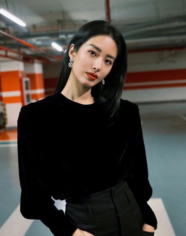 黑色|杨采钰的法式穿搭让人心服口服，黑上衣配西裤优雅干练，高级精致