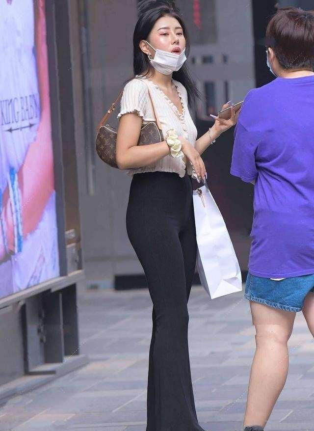 高跟鞋|黑色绑带背心搭配紫色打底裤，是妹子们注重的环节，给人不同感觉