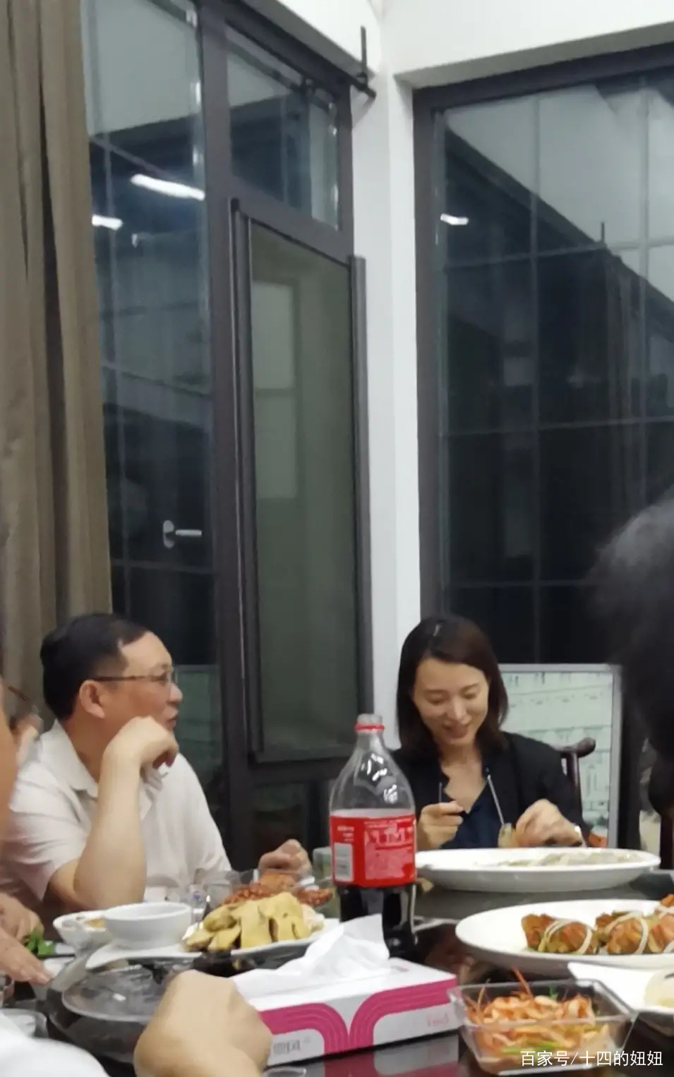 形象|董卿现身开会,坐头排头也不梳头,罕见弯腰驼背乱蓬蓬头发抢镜