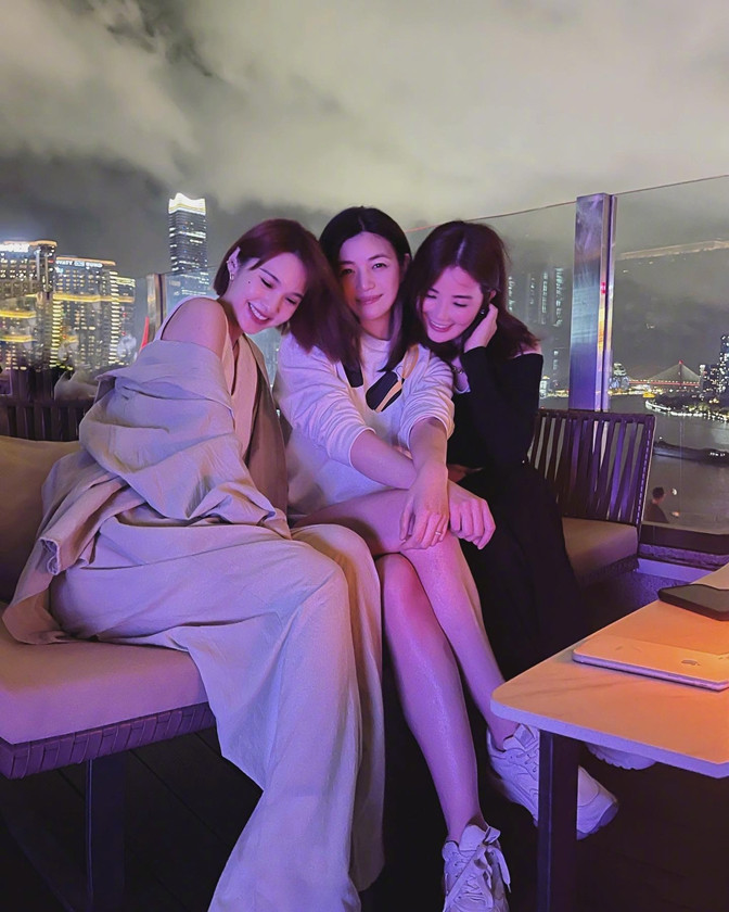 身材|陈妍希现身外滩闺蜜聚会，穿卫衣C位秀身材，打扮惊艳似选美现场