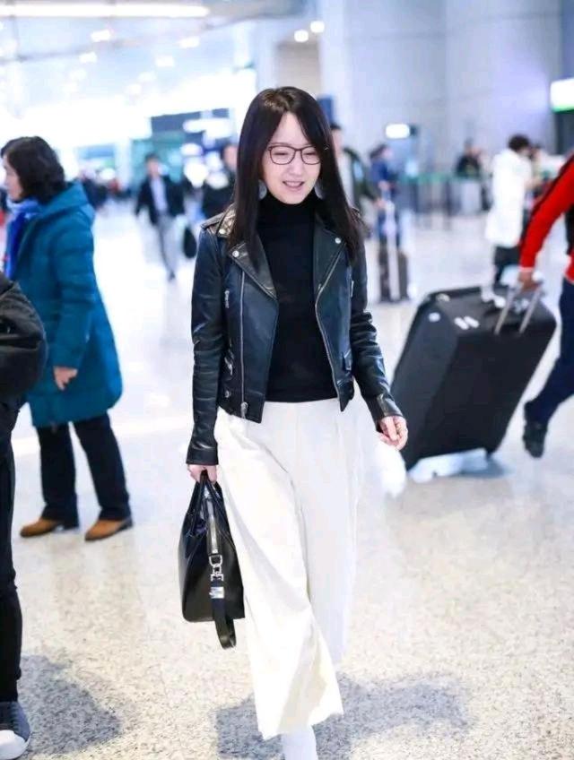 流苏|杨钰莹真会挑衣服，驼色流苏大衣优雅稳重，内搭流苏毛衣优雅高级