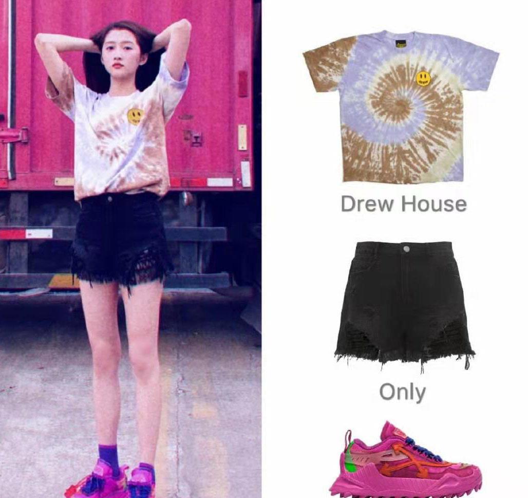 设计|关晓彤真是“腿精”，身穿亮片连衣裙搭配高跟鞋，大长腿秀不完