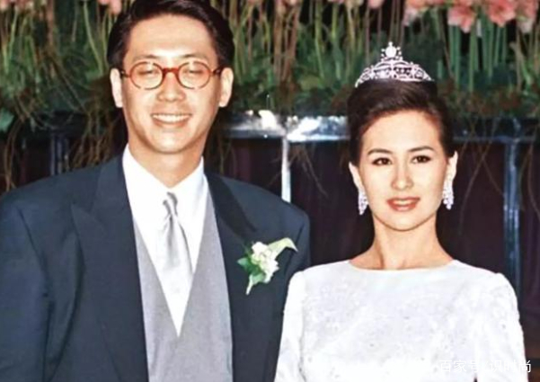 颜色|59岁何超琼现身活动，素色裙也难掩天生丽质，可想她年轻是多美的