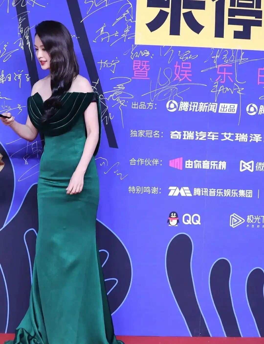 身材|30岁李沁身材这么好？穿红色蕾丝裙丝毫不显臃肿，反而特衬比例