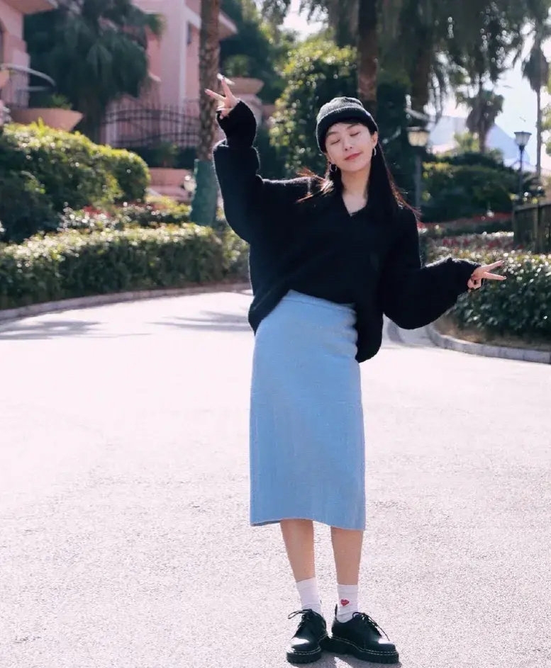 黑色|33岁李菲儿化身日系少女，穿樱花泡泡裙复古甜美，气质真好