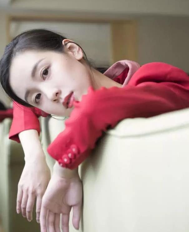 高跟鞋|陈都灵这次真美，白T配小西装清新显活动，筷子腿像天使吻过一般