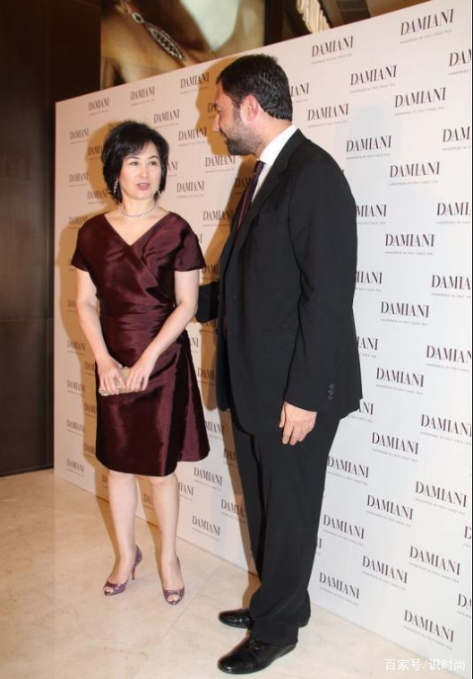 颜色|59岁何超琼现身活动，素色裙也难掩天生丽质，可想她年轻是多美的