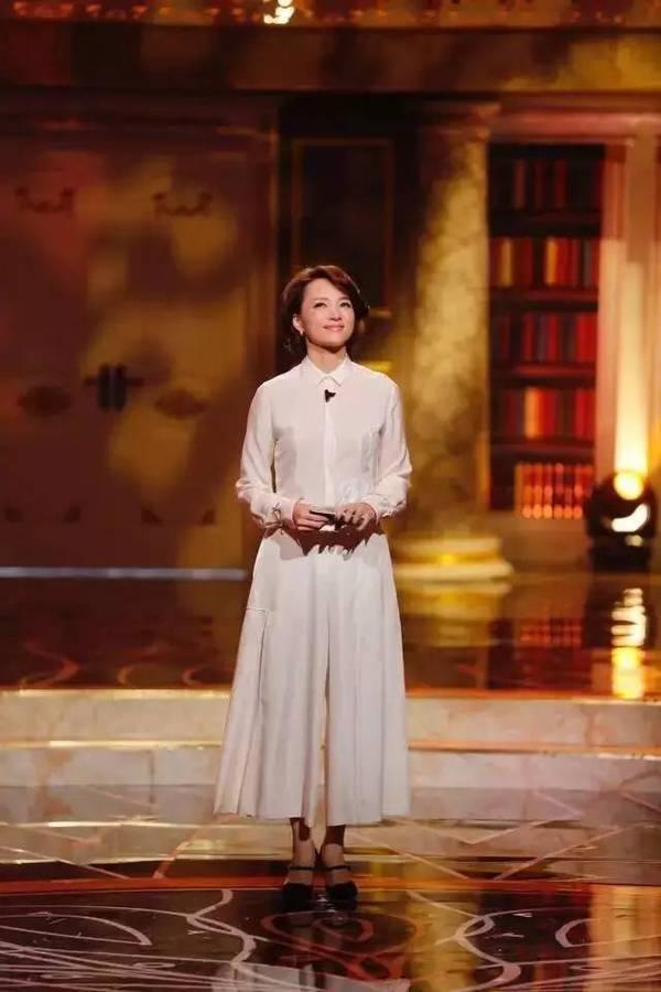 全黑|董卿重回央视一姐范！一袭衬衫在身干练大气，低调开会气场却强大