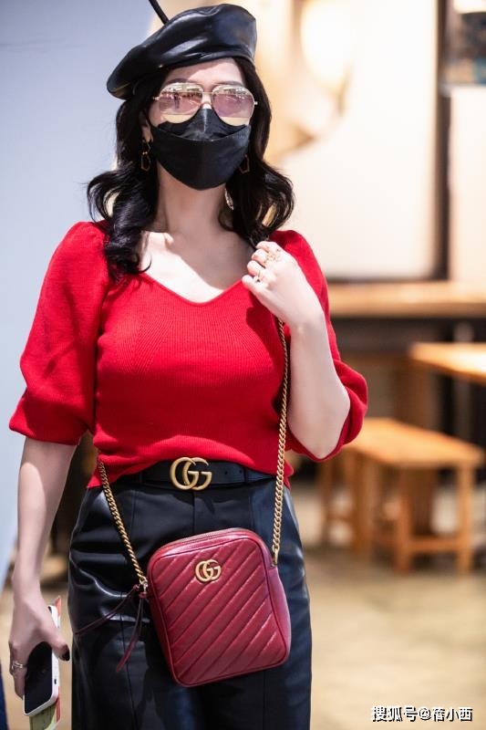 黑色|66岁赵雅芝的早秋穿搭太成功,红色毛衣配皮短裤,比年轻人还时髦