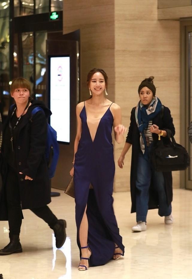 曲线|张钧甯对身材还挺自信的，一袭开叉长裙秀曲线，走起路来好撩人