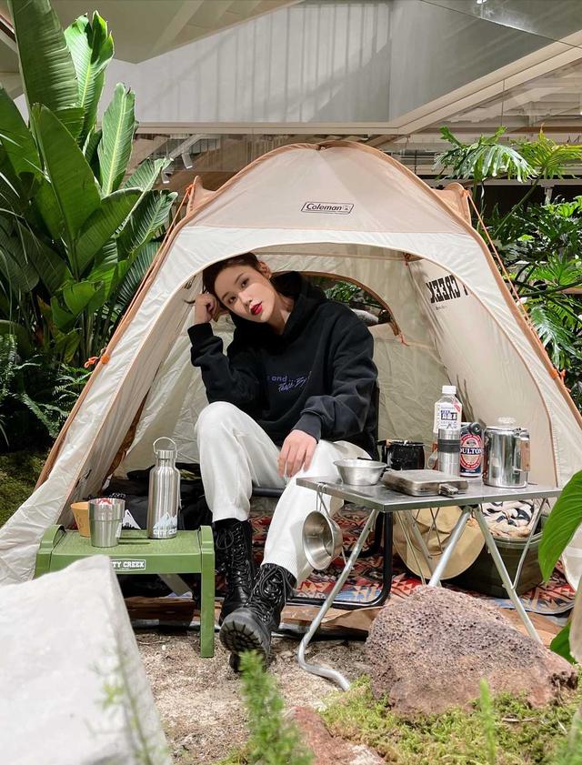 显示|沈梦辰真的太会穿，印花卫衣配牛仔裤简约随性，慵懒大气真有范儿